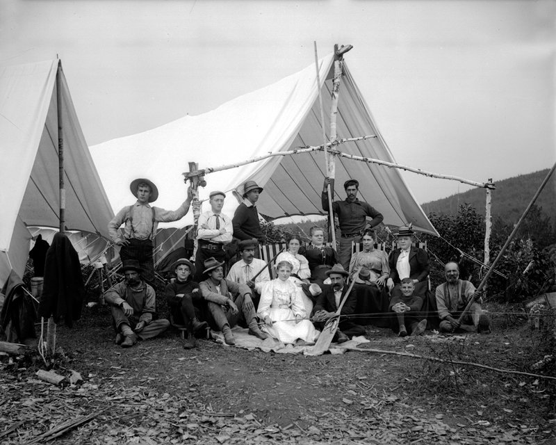 Une famille pose devant une tente de chasse.