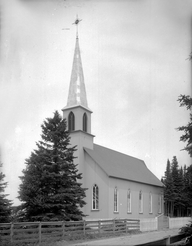 A small church in a wooded area.