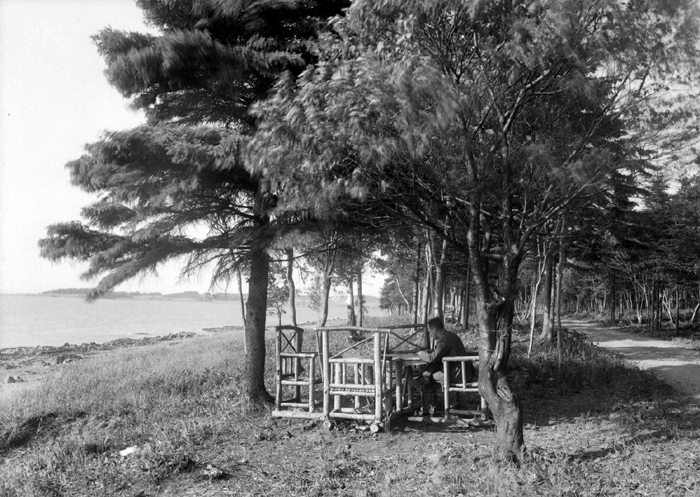 Une aire de repos bien aménagée, où des tables et chaises de facture rustique sont mises à la disposition des visiteurs.