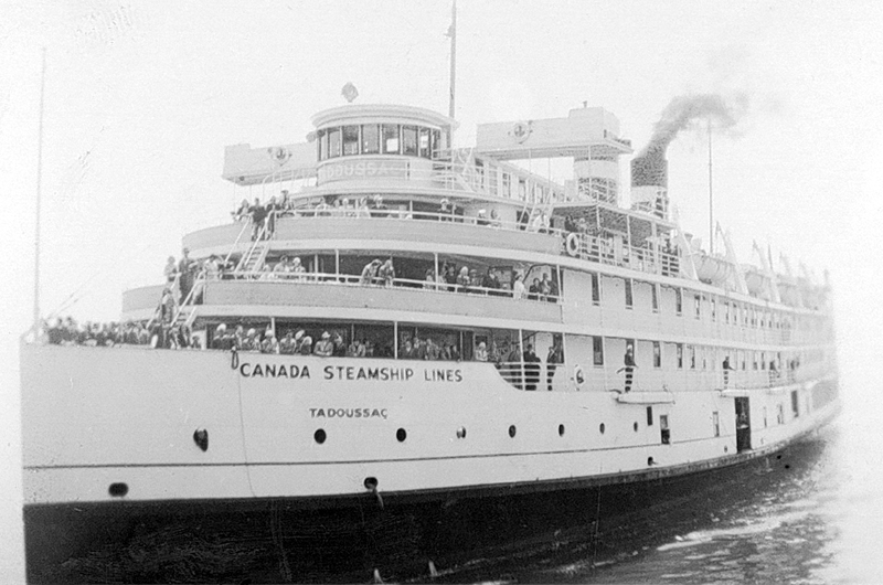 Un bateau de croisière avec des passagers sur le pont.