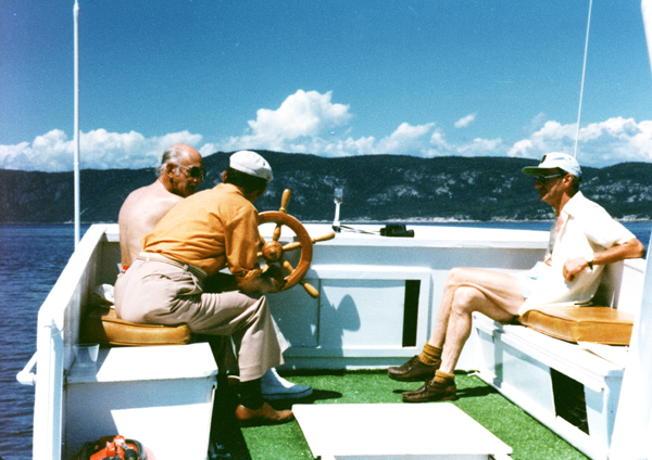 Trois hommes sont à bord d’un petit bateau.