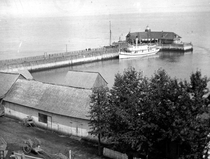 Un quai s’allongeant sur le fleuve.