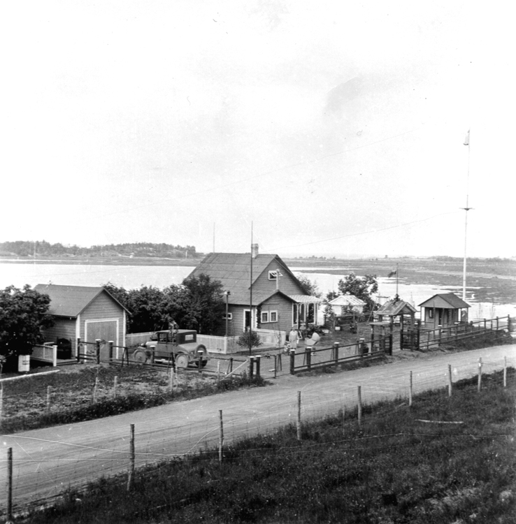 Une vue sur un chalet en bordure du fleuve Saint-Laurent.