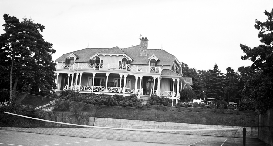 A villa with a tennis court.