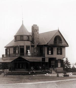 A black and white photographie of a villa used as a cover for a family album.