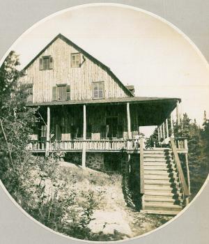 Big summer house built on a mountain, with a large gallery.