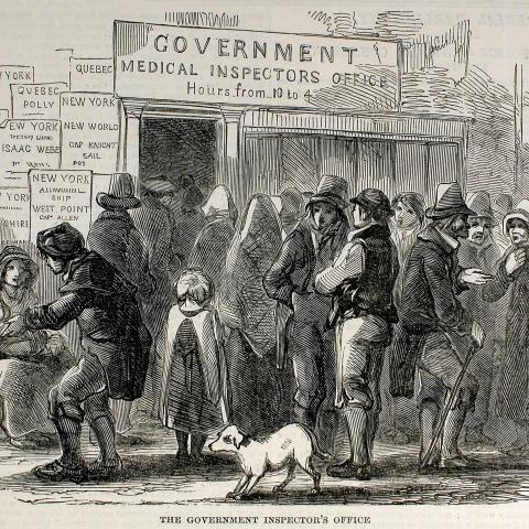 Des immigrants attendent devant un bureau d'inspection médicale.