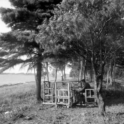 A well-installed rest area, with rustic tables and chairs at visitors’ disposal.