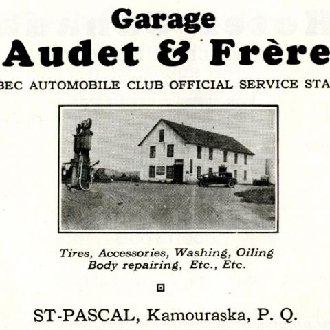 Publicité en anglais d’une station-service des années 1930, avec une photo du garage, de sa pompe à essence et d’une automobile.