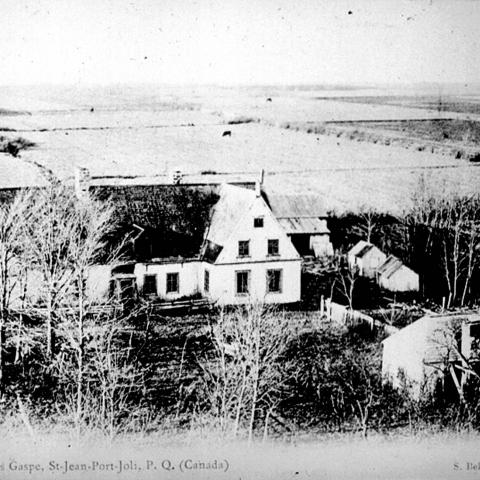 Carte postale ancienne où figurent, devant de grands pâturages, une imposante résidence et ses dépendances.