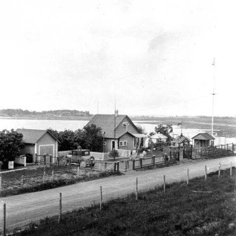 Une vue sur un chalet en bordure du fleuve Saint-Laurent.