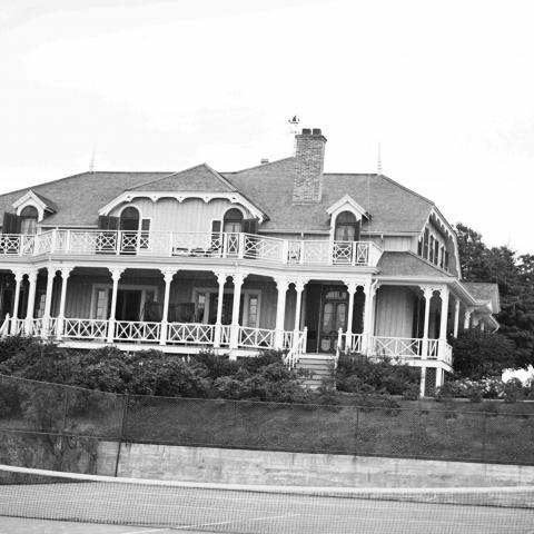 Une villa avec un terrain de tennis.